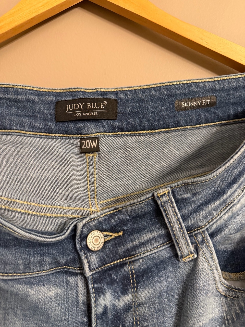 Judy Blue High Rise Ultra Distressed Capri Jeans Sz 20W Bleach Splatter Raw Hem - Picture 3 of 9
